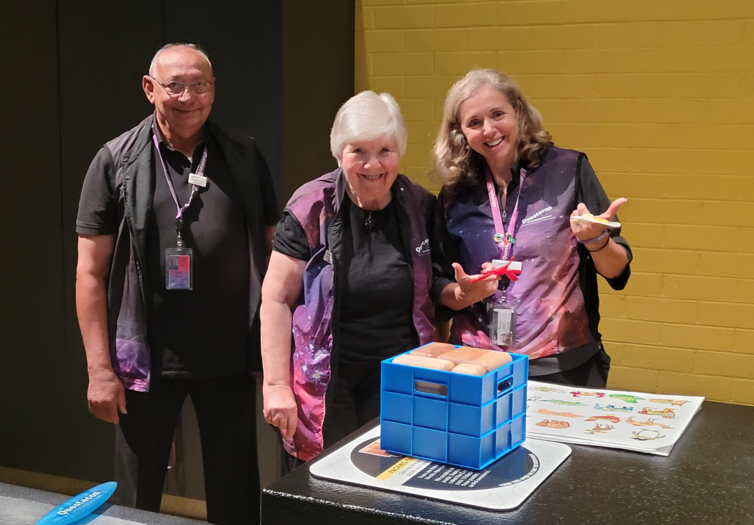 Image of Questacon Volunteers around an exhibit